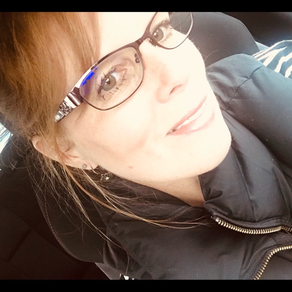 Meet your Posher, Stephanie - Picture 1 of 2